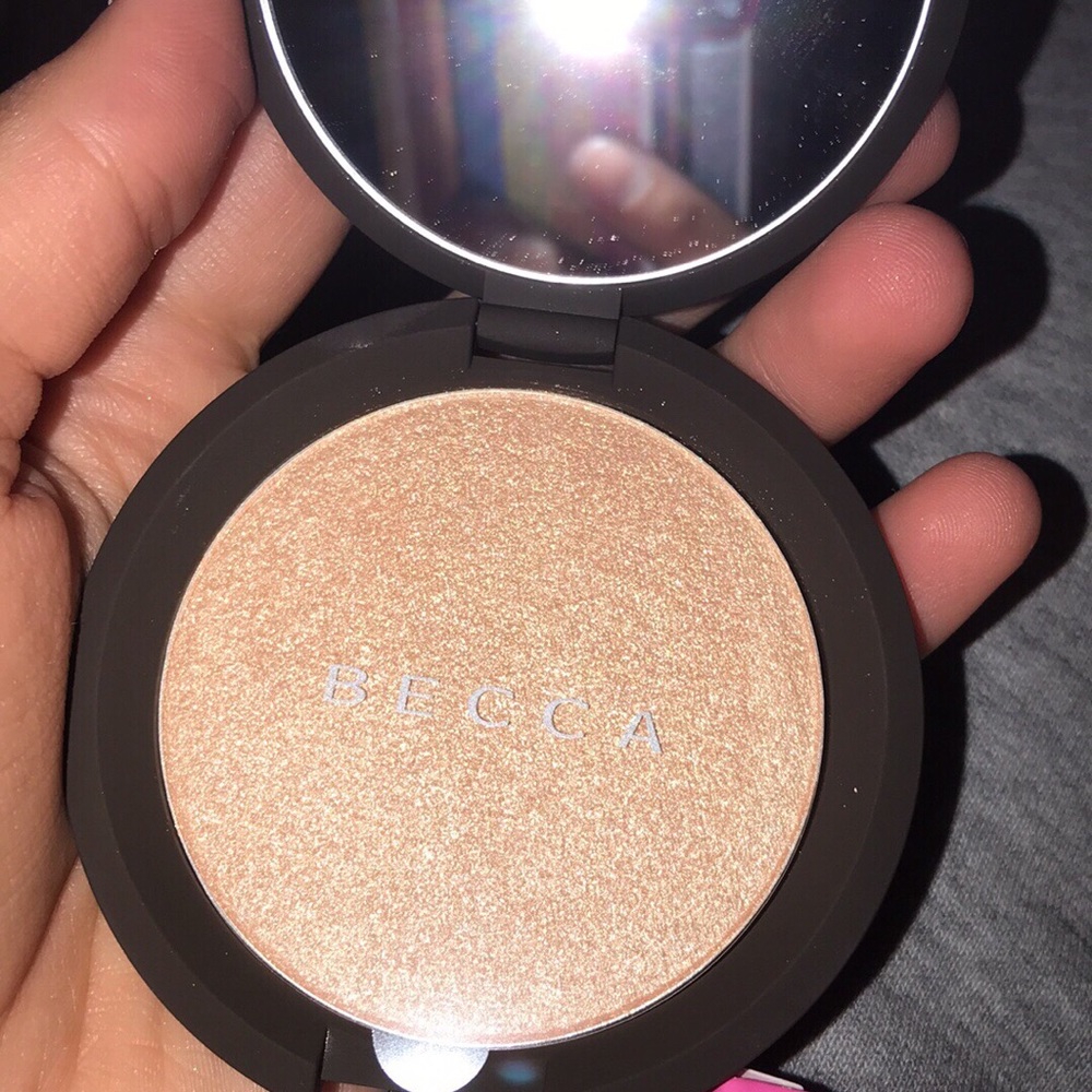 Becca highlight in champagne pop 😍